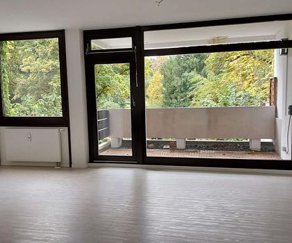 Hochwertig sanierte 2,5-Zimmer Wohnung mit Balkon, Aufzug und TG-Stellplatz am Rosenaupark