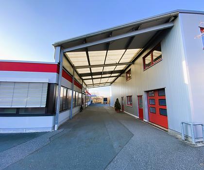 Produktionshallen mit Büroflächen auf Erbpachtgrund