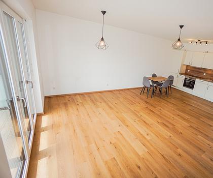 WOW! Traumhafte 2-Zi.-Wohnung mit großem Westbalkon, moderner Küche, Aufzug, Tiefgarage & XXL-Dusche