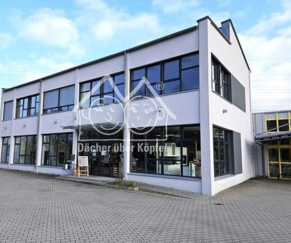 Großzügig, hell & modern! Attraktive Bürofläche im 1. Obergeschoss mit bester Sichtlage in Lauf