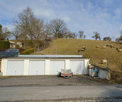Baugrundstück mit 4 Einzelgaragen für Einfamilienhaus mit landwirtschaftlicher Fläche