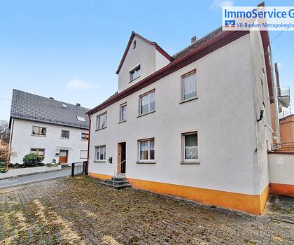 Ruhig und grün gelegen: Sanierungsbedürftiges Einfamilienhaus mit Scheune und großem Garten