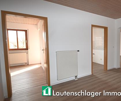 TOP renoviert! Großzügige 3-Zimmer-Wohnung mit 2 Stellplätzen in Neumarkt-Woffenbach