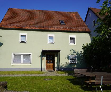 Bauernhaus mit Scheune in ländlicher Lage in Hirschbach
