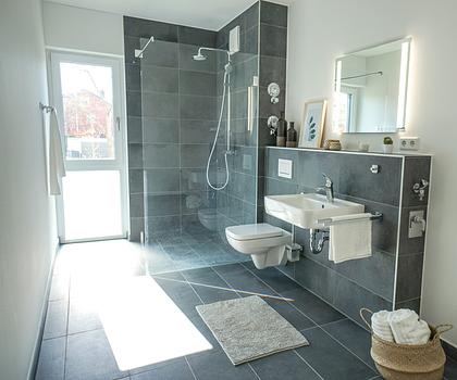 Familien willkommen! Großzügige 4-Zimmer-Erdgeschosswohnung mit 2 Terrassen, 2 Bädern u. EBK inkl.!