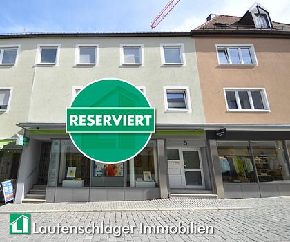 Nähe Residenzplatz! Ruhig gelegene 4-Zimmer-Stadtwohnung mit Tiefgaragenstellplatz in Neumarkt