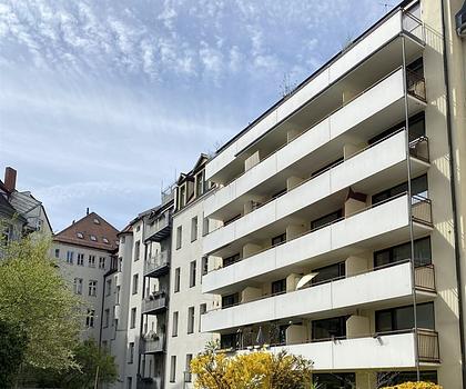 Nähe Wöhrder Wiese! Zur Anlage! Vermietete 2-Zi.-ETW mit Loggia + TG-Duplexparker!
