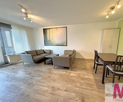 Modern möblierte 2,5 Zimmer Wohnung mit verglastem Wintergarten in gepflegtem Anwesen