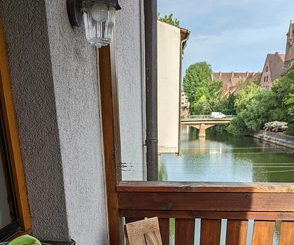 Exklusive 2-Zimmer-Wohnung mit Balkon über der Pegnitz