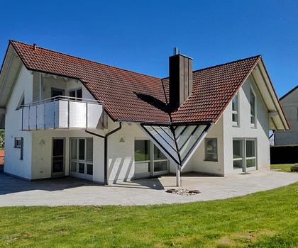 Architektenhaus mit zwei großzügigen Doppelgaragen
in ruhiger Waldrandlage ...