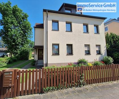 Charmantes Wohnhaus mit drei Einheiten und zwei Einzelgaragen in Eibach