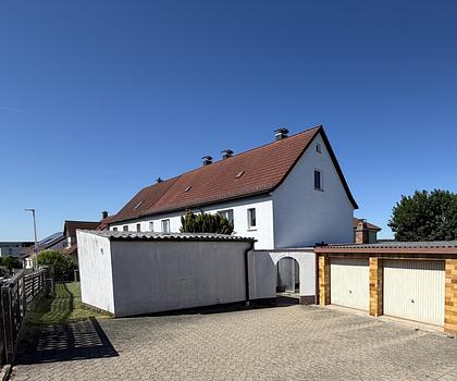 Großzügiges Mehrgenerationenhaus mit 3 Wohnungen und 2 Garagen