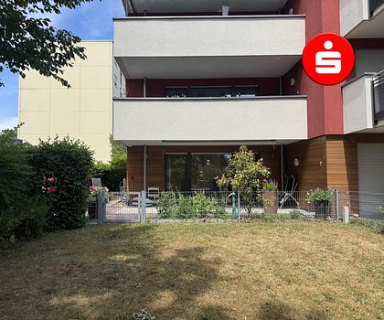 Charmante Erdgeschosswohnung mit Gartenanteil, Garage und zwei Carports in Röthenbach b. Schweinau