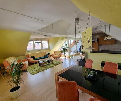 Oben Wohnen ... 
Charmante Dachgeschoss- Wohnung mit sonniger Loggia ...