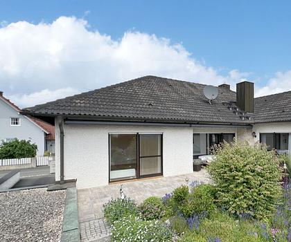 Klimaanlage inklusive:
Bungalow mit Einliegerwohnung und Gartenidylle in Eggolsheim
