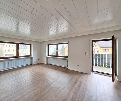 Renovierungsbedürftiges Zweifamilienhaus mit Einliegerwohnung, Garten und 2 Stellplätzen