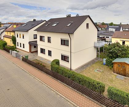Attraktives Zweifamilienhaus mit ausgebautem Dachgeschoss in ruhiger Wohnlage in Röthenbach/Peg.